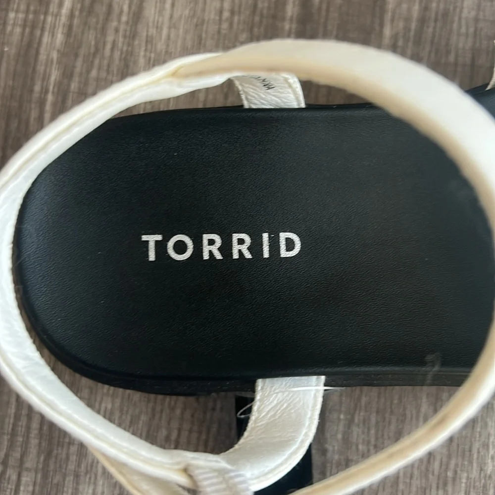 NWT Torrid White and Black Chunky Platform Sandals Multi Band Heeled Strappy 8WW